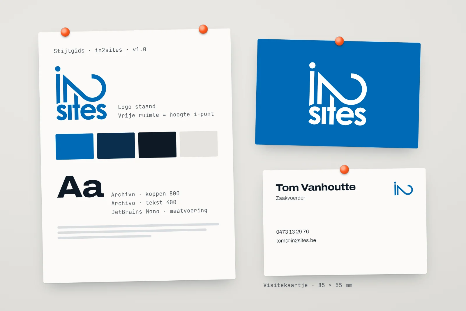 Huisstijl laten ontwerpen: stijlgids met kleuren, letters en logo op papier en scherm